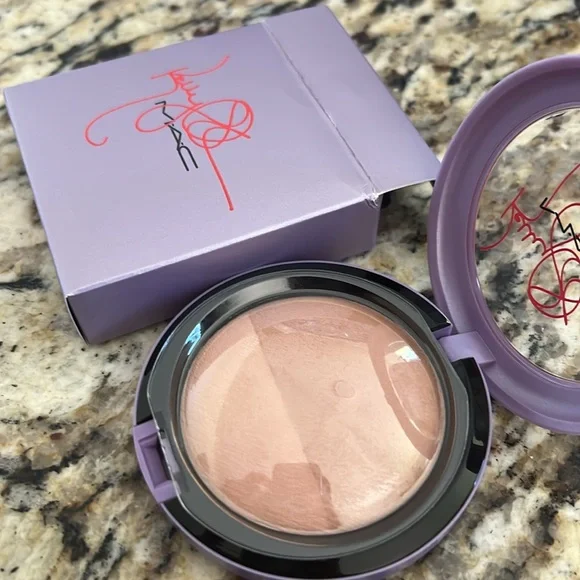 💕⚡️Mac x Kelly Osborne Jolly Good Mineralized Skinfinish - Picture 7 of 10